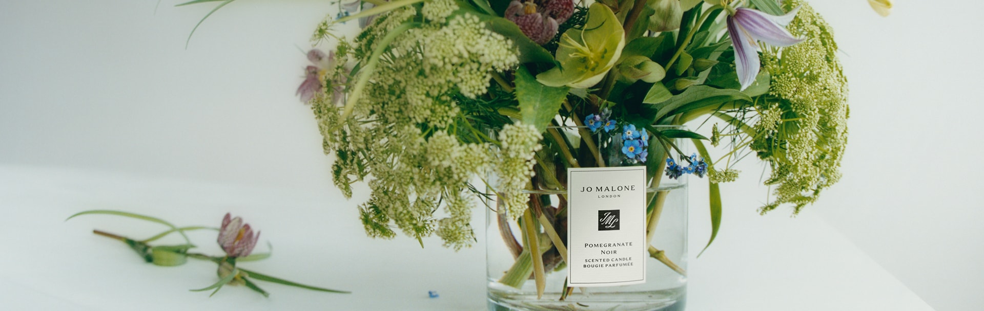 geschenkdoos in reliëf, met gegraveerde jo malone london colognes.